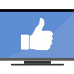 Pouce Facebook blanc sur ecran bleu